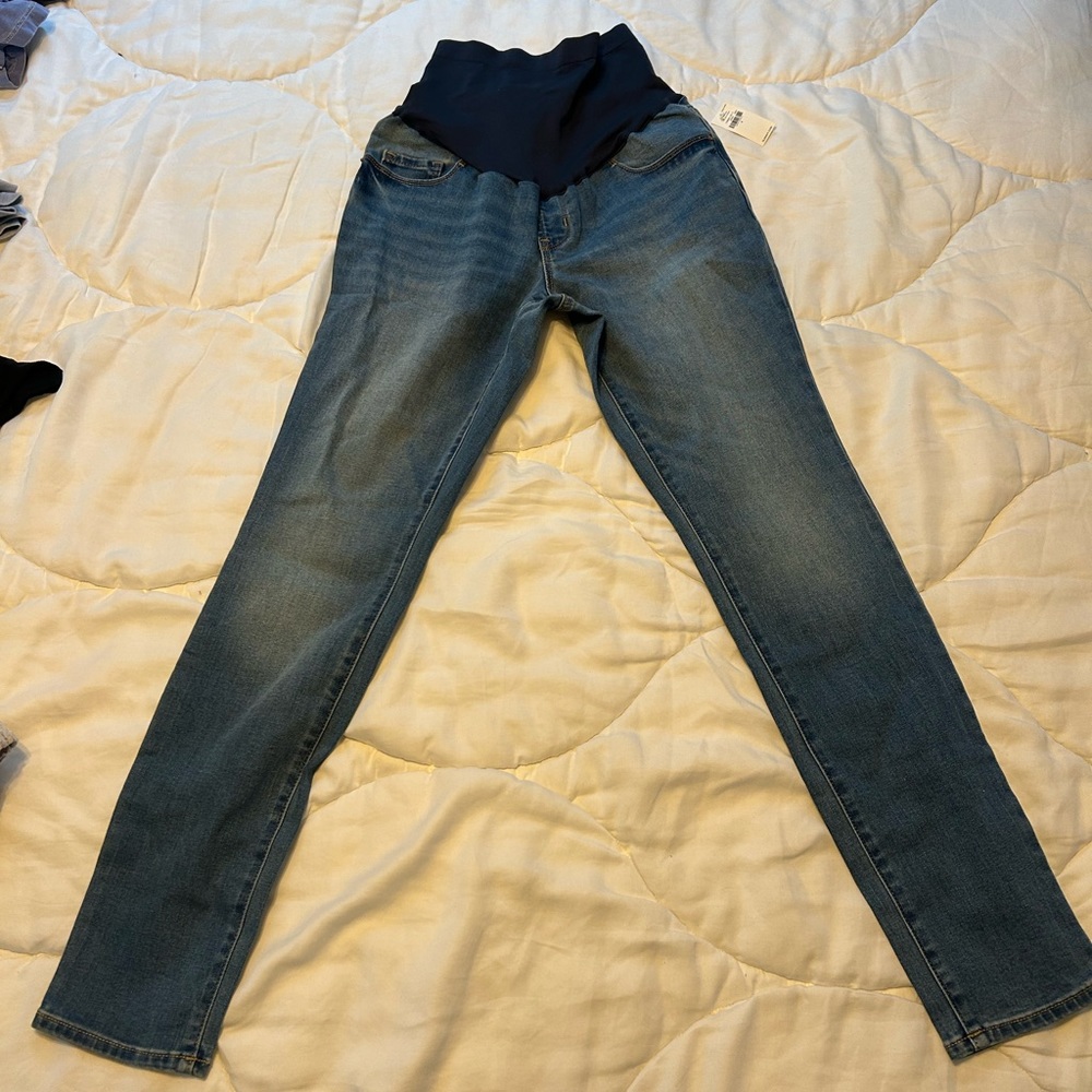 Old Navy Skinny Maternity jeans with tags